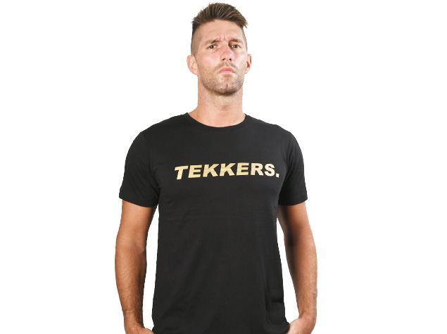 ザック・セイバーJr.「TEKKERS.」Tシャツ（ゴールド..